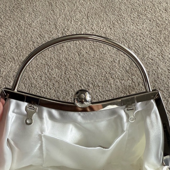 Elegant White Bow Handbag - Picture 5 of 5